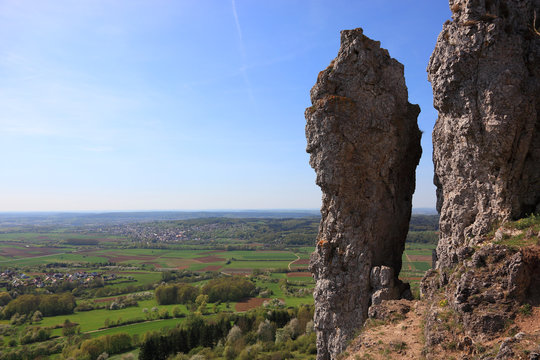 Ehrenb&uuml;rg Gestein und der Walberla Felsen, Wiesenthauer Nadel,  bei Kirchehrenbach, Landkreis Forchheim, Oberfranken, Bayern, Deutschland