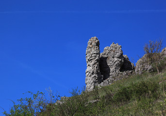 Ehrenbü¼rg Gestein und der Walberla Felsen, die steinerne Frau, bei Kirchehrenbach, Landkreis Forchheim, Oberfranken, Bayern, Deutschland