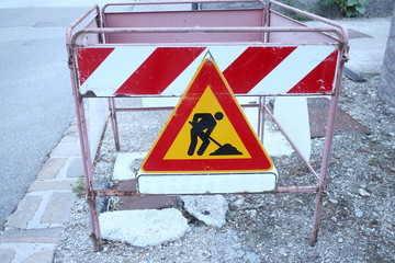 Baustellenabsperrung neben Straße
