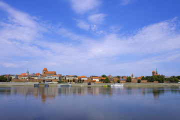 Obraz premium Toruń, Polska - Panoramiczny widok na zabytkową dzielnicę Starego Miasta w Toruniu nad Wisłą