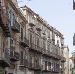 Fototapeta na wymiar verfallene Graue Hausfassade, Altstadtgasse, Palermo