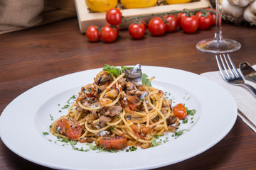Spaghetti softened with tomatoes, red pepper and anchovies
