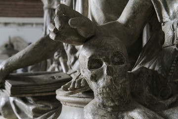 statue of human skull