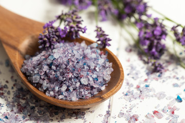 Obraz na płótnie Canvas Fleur de sel mit frischem lavendel
