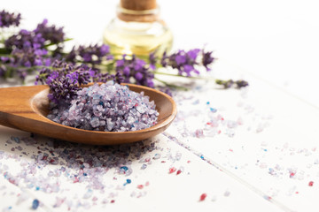 wohlriechendes aromabad mit badesalz aus lavendel - obrazy, fototapety, plakaty