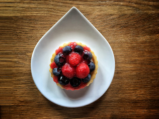 Tortelett mit Erdbeeren und Heidelbeeren, Kuchen