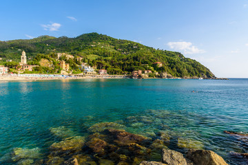Fototapeta premium Levanto - miasto w Ligurii, niedaleko Cinque Terre we Włoszech. Malownicze wybrzeże śródziemnomorskiej riwiery. Historyczne Stare Miasto z kolorowymi domami i piaszczystą plażą na pięknym wybrzeżu Włoch.