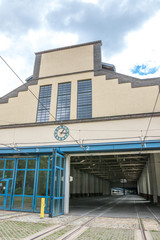 Straßenbahn Betriebshof mit geöffnetem Tor, Augsburg