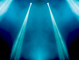 image magique abstraite avec des rayons de lumière colorée des projecteurs dans l& 39 obscurité
