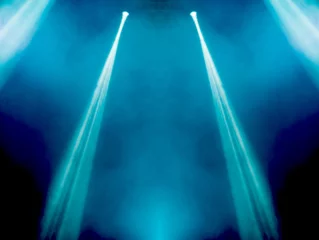 Crédence de cuisine en verre imprimé Lumière et ombre image magique abstraite avec des rayons de lumière colorée des projecteurs dans l& 39 obscurité