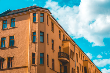 Fototapeta premium corner building with high contrasted sky
