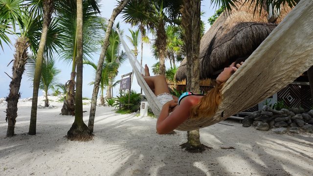 Chica descansando en una hamaca