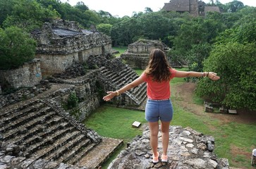 Chica desde las alturas observado las ruinas de Ek Balam