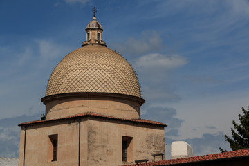 Fototapeta na wymiar Die Kuppel der Camposanto Monumentale am Platz Piazza dei Miracoli, Pisa, Toskana, Italien