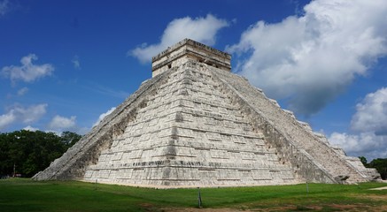 Fototapeta na wymiar Pirámide de Kukulcán en Chichén Itzá