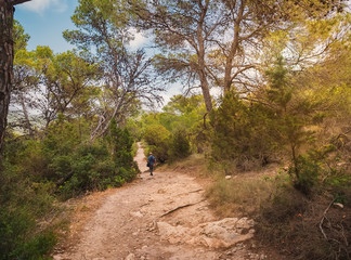 reserva natural del parque de Cala D´hort, en Ibiza, España. Hombre haciendo ruta de trekking por el lugar