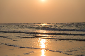 Wellen am Strand im Sonnenuntergang