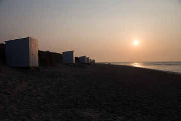 Strandhütten im Sonnenuntergang