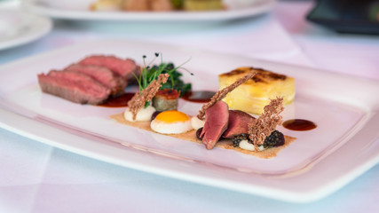 Fine Dining Gourmet Michelin Restaurant Essen serviert in einem Gourmet Restaurant