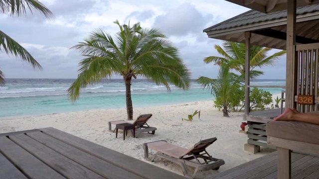 Strand und Palmen vor Beach Villa 2
