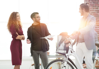Obraz premium managers discussing with the client the model of the bike