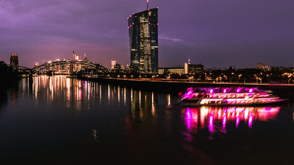 Obraz premium Frankfurt City Panorama Skyline at Night with Ship