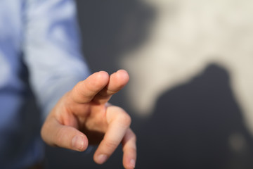 Naklejka premium Businessman pressing button on virtual screen