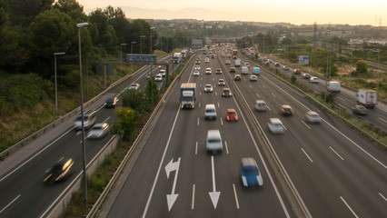 Tráfico en la autopista al amanecer