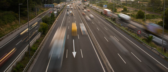 Tráfico en la autopista al amanecer
