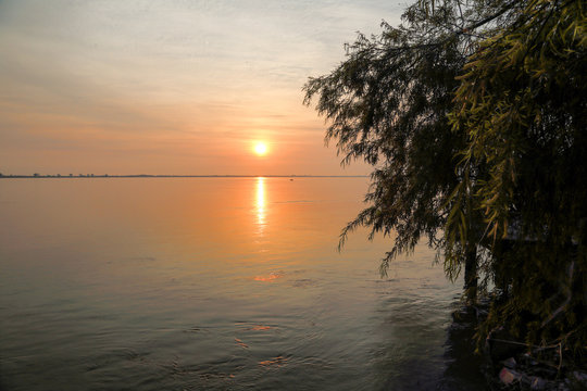 Atardecer en el rio Parana, Argentina Sud America