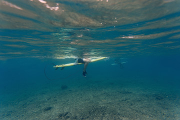 Obraz premium Underwater view of a surfer