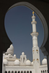 kopuły i minarety białego meczetu w Abu Dhabi, Zjednoczone Emiraty Arabskie  - obrazy, fototapety, plakaty