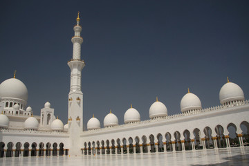 Fototapeta na wymiar Dziedziniec białego meczetu w Abu Dhabi, Zjednoczone Emiraty Arabskie 