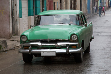 Schöner grüner Oldtimer auf Kuba (Karibik)