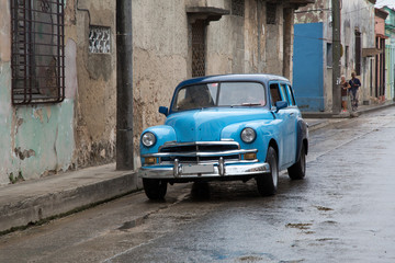 Schöner blauer Oldtimer auf Kuba (Karibik)