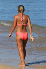 Hübsche Frau beim Strandspaziergang