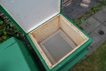 Innenansicht eines leeren Bienenstocks der Art Segeberger Beute