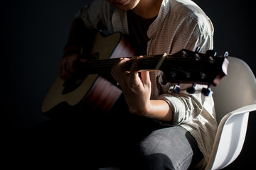 Fototapeta na wymiar musician playing the guitar