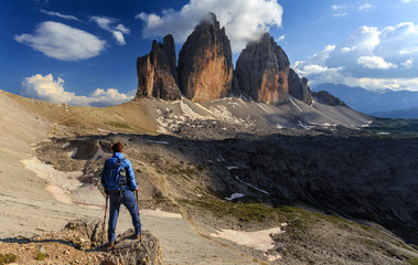 Fototapeta premium Hiking the dolomites / Wanderer an den Drei Zinnen
