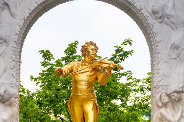 Fototapeta premium Statue of Johann Strauss in Vienna Stadtpark