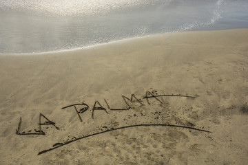 Schriftzug La Palma in den Sand der kanarischen Insel geschrieben