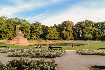 Fototapeta premium Opoczynek przed pomnikiem Chopina w letni wieczór