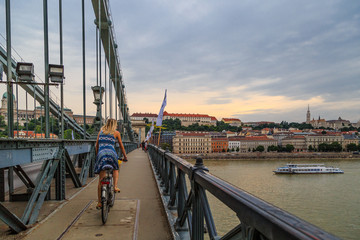 Rowerzystka w Budapeszcie - obrazy, fototapety, plakaty