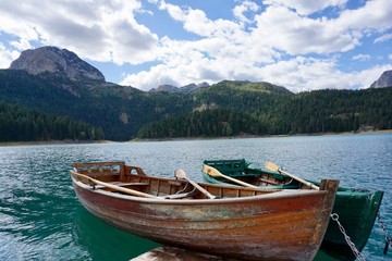 Fototapeta na wymiar Zwei Boote auf einsamen See
