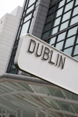 Obraz premium Dublin Signpost with Building