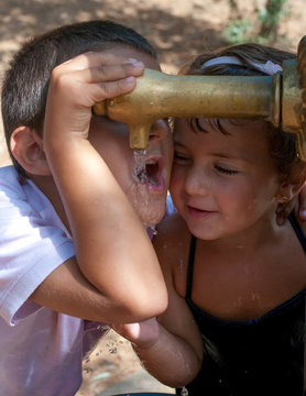 Children with a lot of thirst and heat drinking