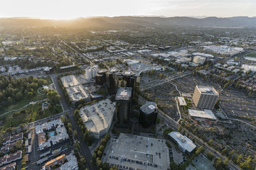 Vue aérienne du coucher du soleil du Warner Center dans la région de la vallée de San Fernando à Los Angeles, Californie.