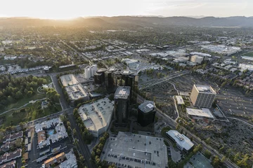 Papier Peint photo Photo aérienne Vue aérienne du coucher du soleil du Warner Center dans la région de la vallée de San Fernando à Los Angeles, Californie.