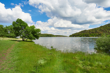 Vista / Paisaje del Embalse de la Jarosa en la Sierra de Guadarrama, Madrid, España