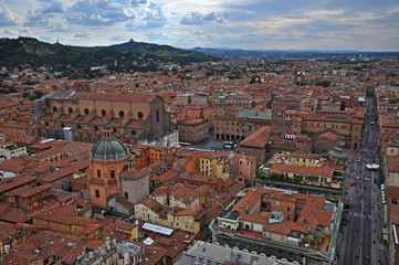 Fototapeta na wymiar Italy, Bologna Major square and Rizzoli street aerial view from Asinelli tower.